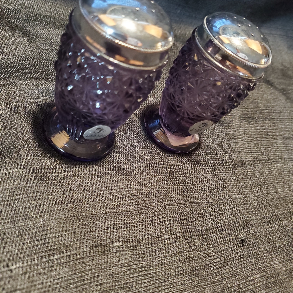 Fenton "Daisy and Button" amethyst carnival glass salt and pepper shakers - Picture 3 of 8